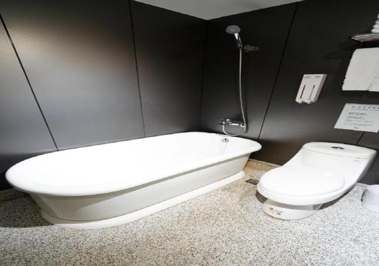 Walker Hotel - Sanchong Taipei Extérieur photo